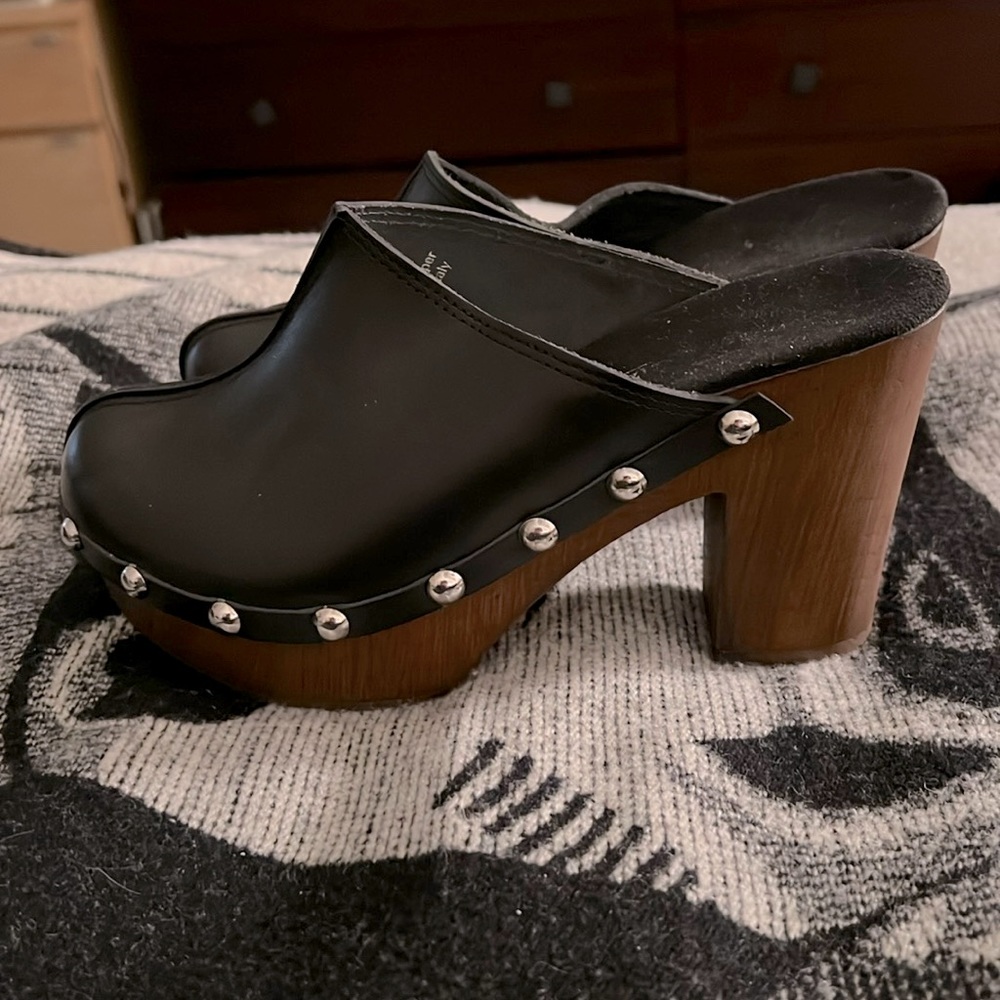 Seven Dials Wildin Closed Toe Black Leather Clog